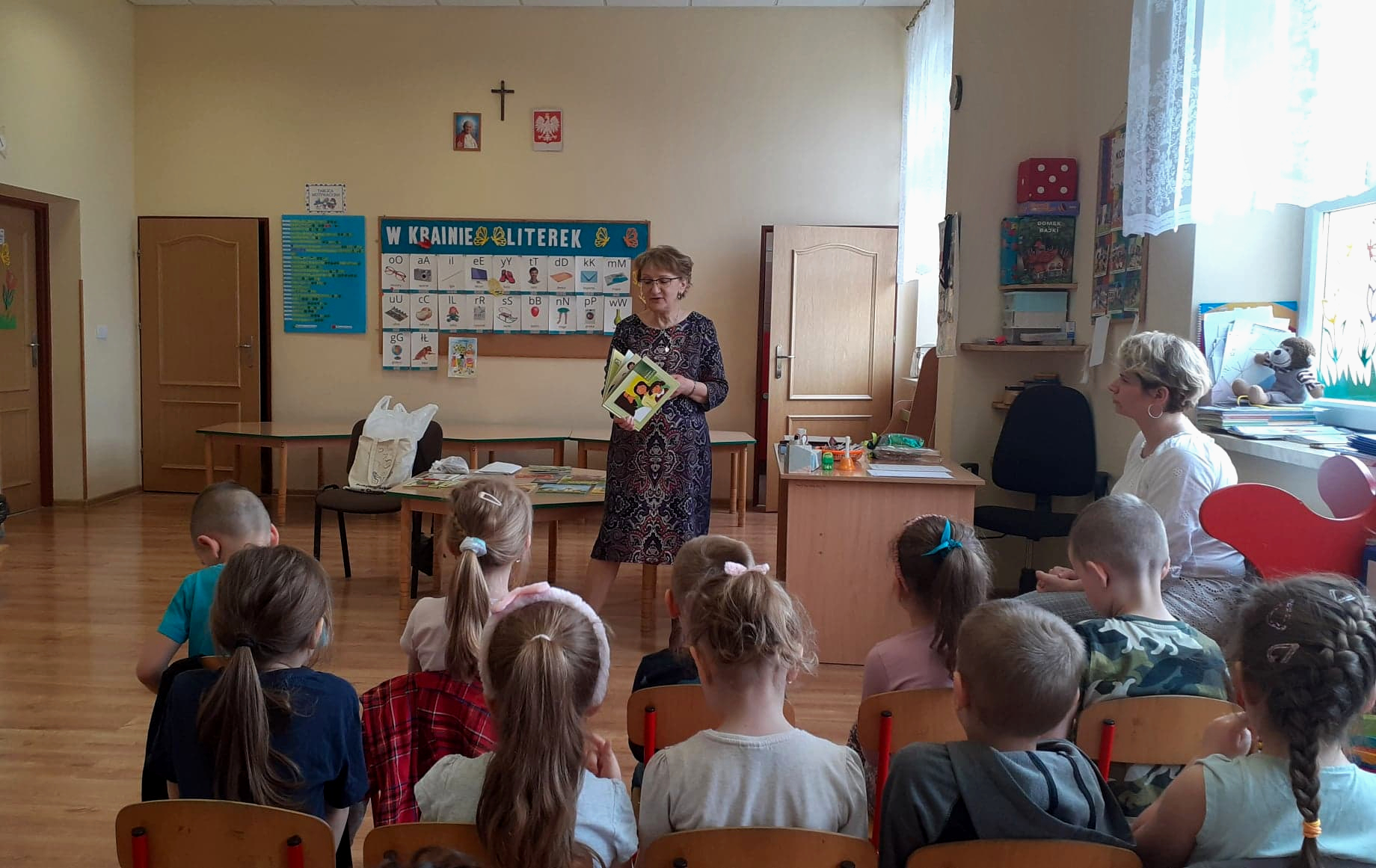 Pani Halina Błaż opowiada a przedszkolaki pilnie słuchają