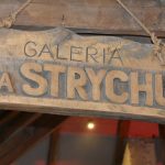 Wykonany z drewna napis "Galeria na strychu"