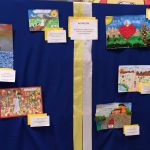 Tablica granatowa na której zawieszone są prace dzieci.