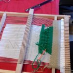 Kolorowa tkanina tkana na sprzęcie tkackim