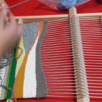 Kolorowa tkanina tkana na sprzęcie tkackim