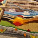 Kolorowa tkanina tkana na sprzęcie tkackim