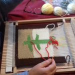 Kolorowa tkanina tkana na sprzęcie tkackim