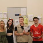 czwórka mlodych ludzi dwie dziewczyyny i dwóch chłopaków stoją w jasnej sali i pozują do zdjęć.