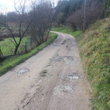 Droga błonista z dziurami między polami.