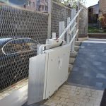 Schody z kostki brukowej wraz nowym sprzeętem umożliwiającym wjazd wóxkiem inwalidzkim.