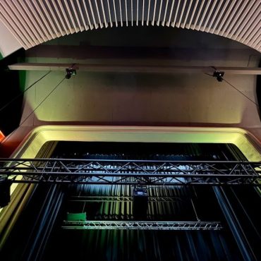 Sufit pomiesczenia kinowego.