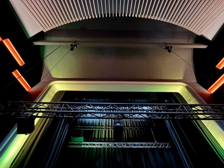 Sufit pomiesczenia kinowego.