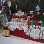 Stanowisko na jarmarku z ozdobami świątecznymi na wolnym powietrzu. Panuje zima.