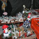 Stanowisko na jarmarku z ozdobami świątecznymi na wolnym powietrzu. Panuje zima.