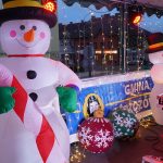 Scena na otwartej przestrzeni. Widać na niej m.in. baner Gminy Brzozów oraz dwa dmuchane bałwany.