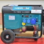 Nowa pompa strażacka zaprezentowana w pomieszczeniu.