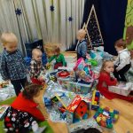 Grupa dzieci rozpakowuje prezenty