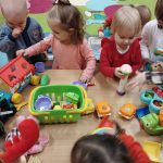 Grupa dzieci rozpakowuje prezenty