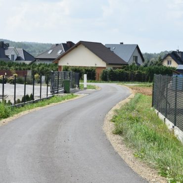 Droga asfaltowa między budynkami.