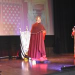 Mężczyzna w stroju Króla oraz kobieta w stroju jasełkowym występują na scenie.