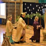 Grupa dzieci ubrana w strój trzech króli na sali gimnastycznej.