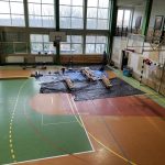 Widok na sale gimnastyczną, w której trwają prace remontowe.