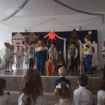 Grupa dzieci w czasie przedatwienia jasełkowego. Ogląda je publicznoć zlożona z dzieci i nauczycielki.