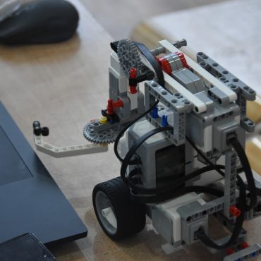 Mały samochodzik zbudowany z klocków lego.