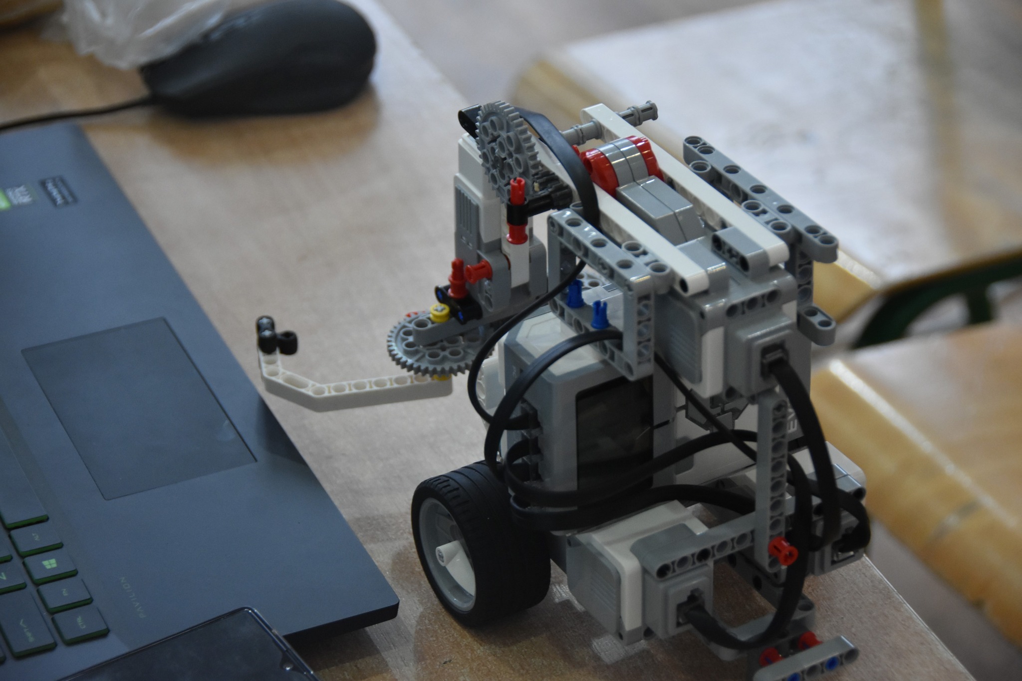 Mały samochodzik zbudowany z klocków lego.