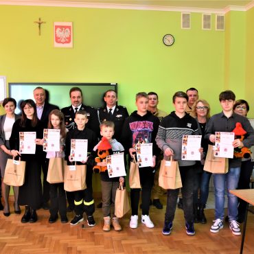 Grupa dorosłych dorosłych, dzieci i młodzieży pozujacych do zdjęcia.