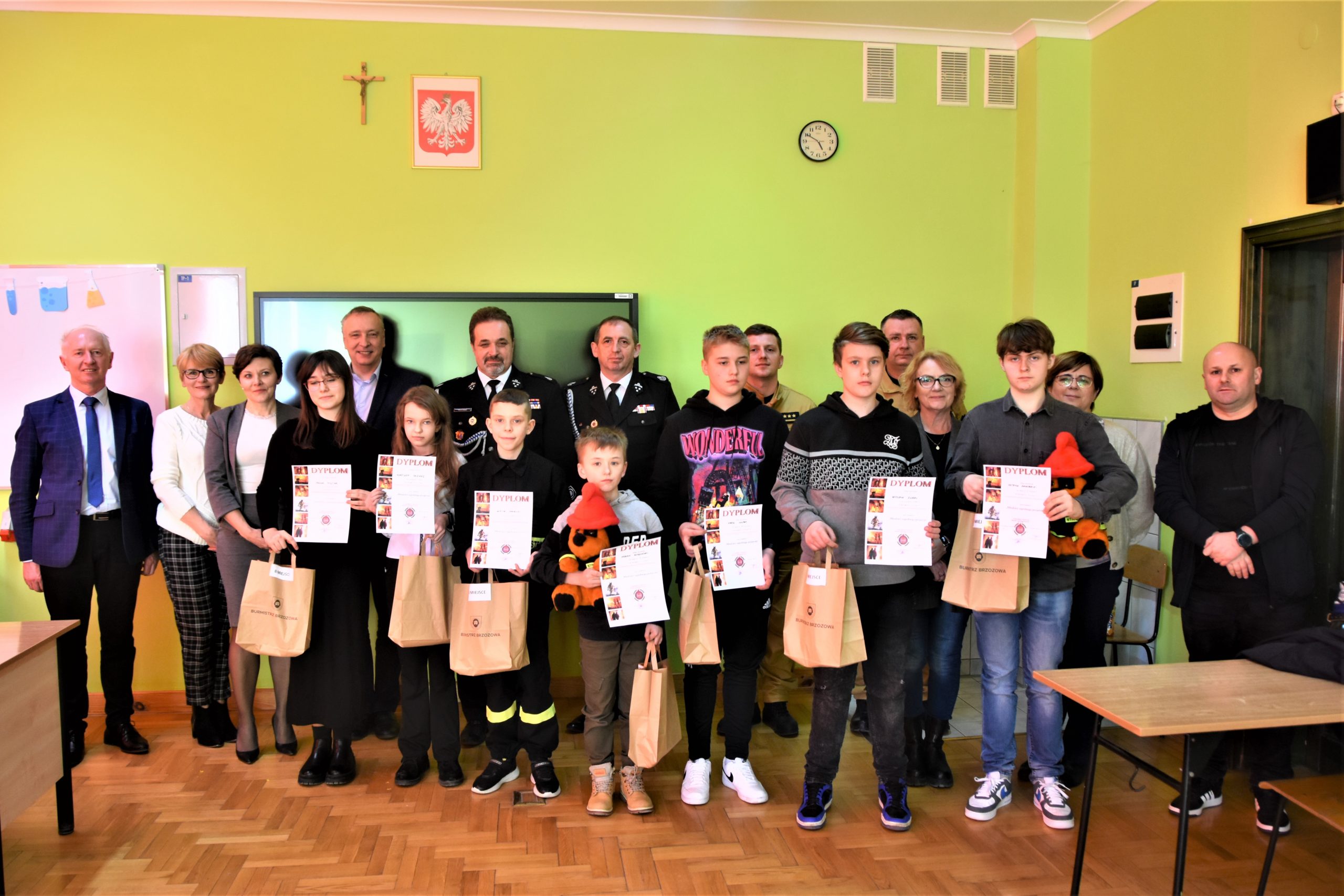 Grupa dorosłych dorosłych, dzieci i młodzieży pozujacych do zdjęcia.