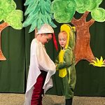 Dzieci w stroju bociana i żaby w trakcie przedstawienia.