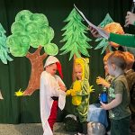 Dzieci w stroju bociana i żaby w trakcie przedstawienia.