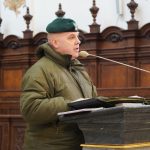 Mężczyzna w mundurze przemawia przez mikrofon