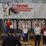 Grupa łuczników (zawodników i zawodniczek) pozujacych z dyplomami do zdjęcia.