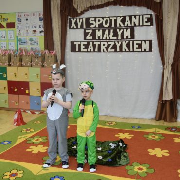 Dwóch chłopców podczas teatrzyku przebranych w stroje żółwia i królika.