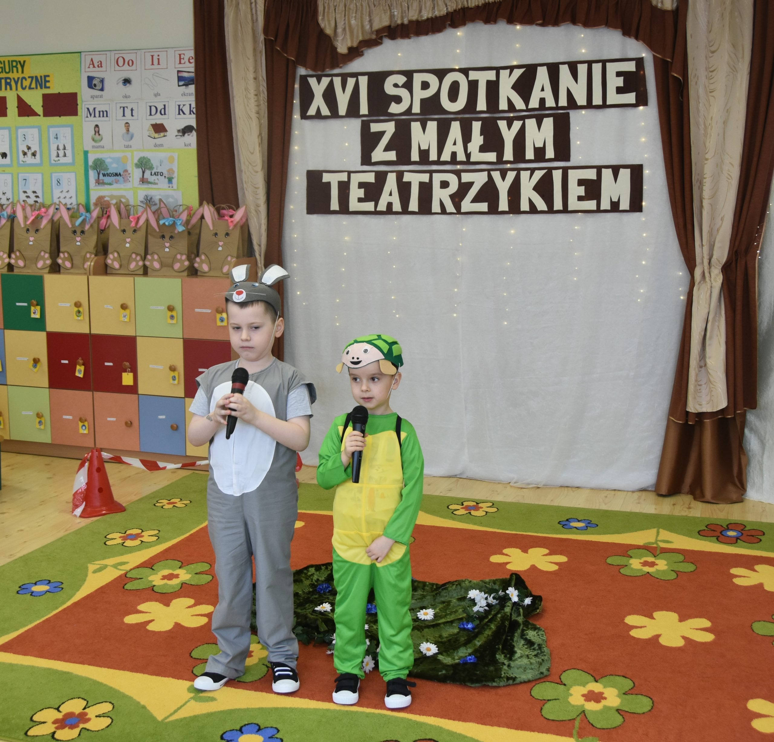 Dwóch chłopców podczas teatrzyku przebranych w stroje żółwia i królika.