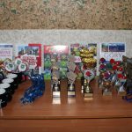 Statuetki i upominki lezace na blacie stołu.