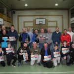 Duża grupa uczestnikow konkursu róznej płci i wieku, pozuje do wspólnego zdjecia na sali gimanstycznej.