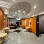 Pomieszczenie z stolikami i krzesłami