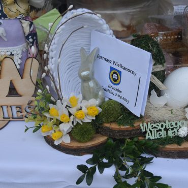 Wypieki i ozdoby na kiermaszu wielkanocnym zaprezentowane na stole.