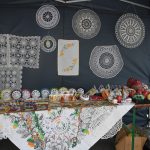 Ozdoby na kiermaszu wielkanocnym zaprezentowane na stole.