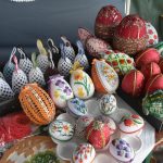 Ozdoby na kiermaszu wielkanocnym zaprezentowane na stole.