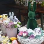 Ozdoby na kiermaszu wielkanocnym zaprezentowane na stole.