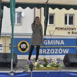 Dziwczyna śpiewajaca na scenie na rynku.