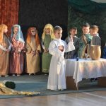 Grupa dzieci przebrana za Jezusa i apostołów w czasie tatrzyku.