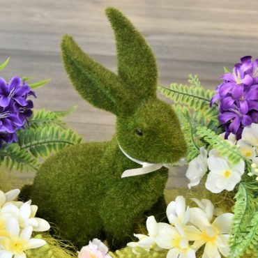 Ozdoba wielkanocna ze sztucznym krolikiem w centrum.