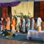 Grupa dzieci przebrana za Jezusa i apostołów w czasie tatrzyku.