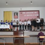 Grupa dzieci ubranych w odswietne stoje na scenie.