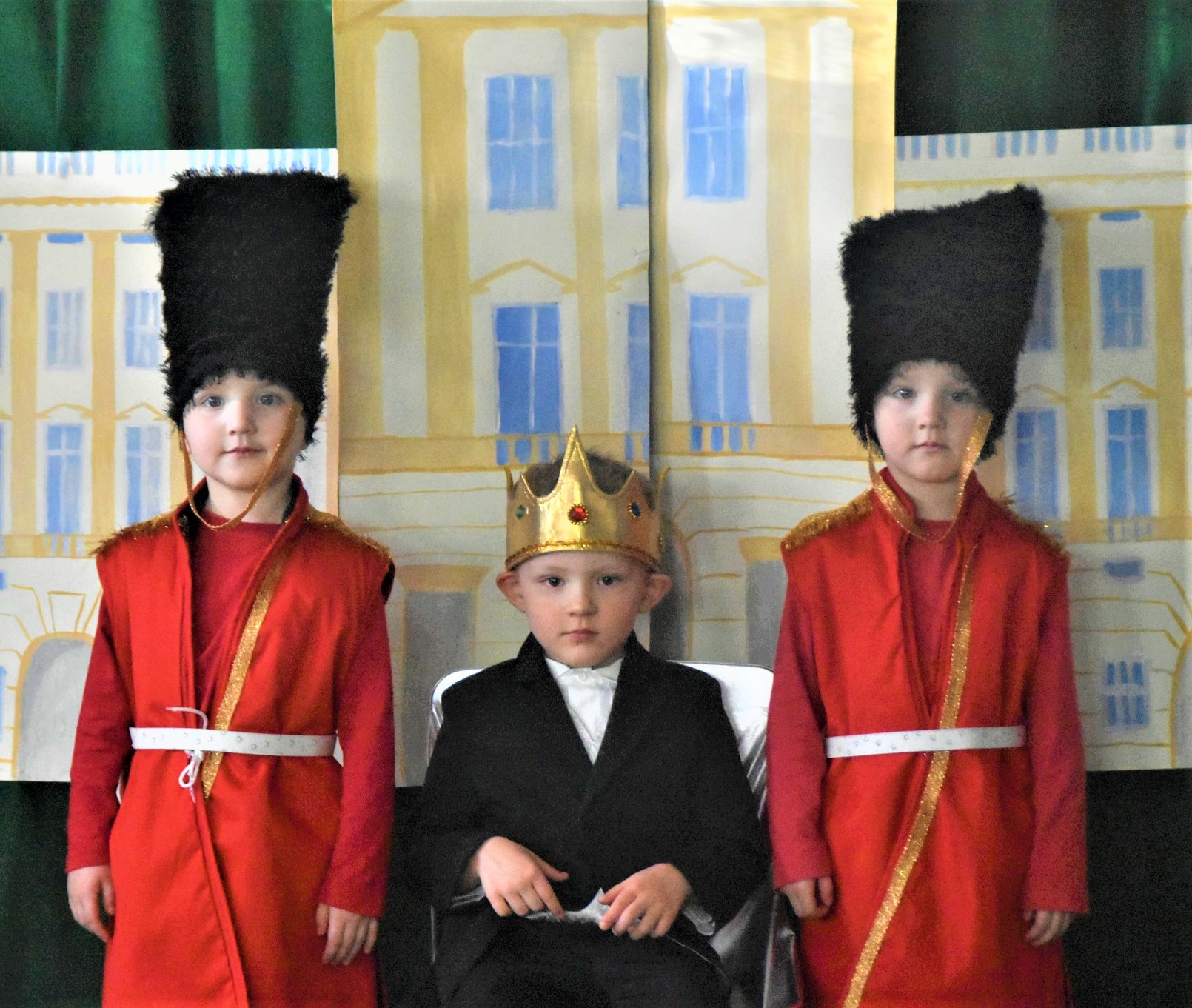Chłopczyk przebrany za króla i 2 chłopców przebranych za strażników angielskich.