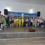 Scena na której stoją przebrane dzieci.