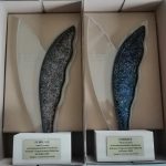 Dwie statułetki w ksztalcie pióra.