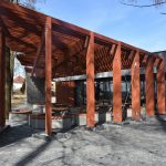 Ławki i stoliki przy punkcie gastronomicznym