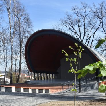 Budynek amfiteatru w parku.